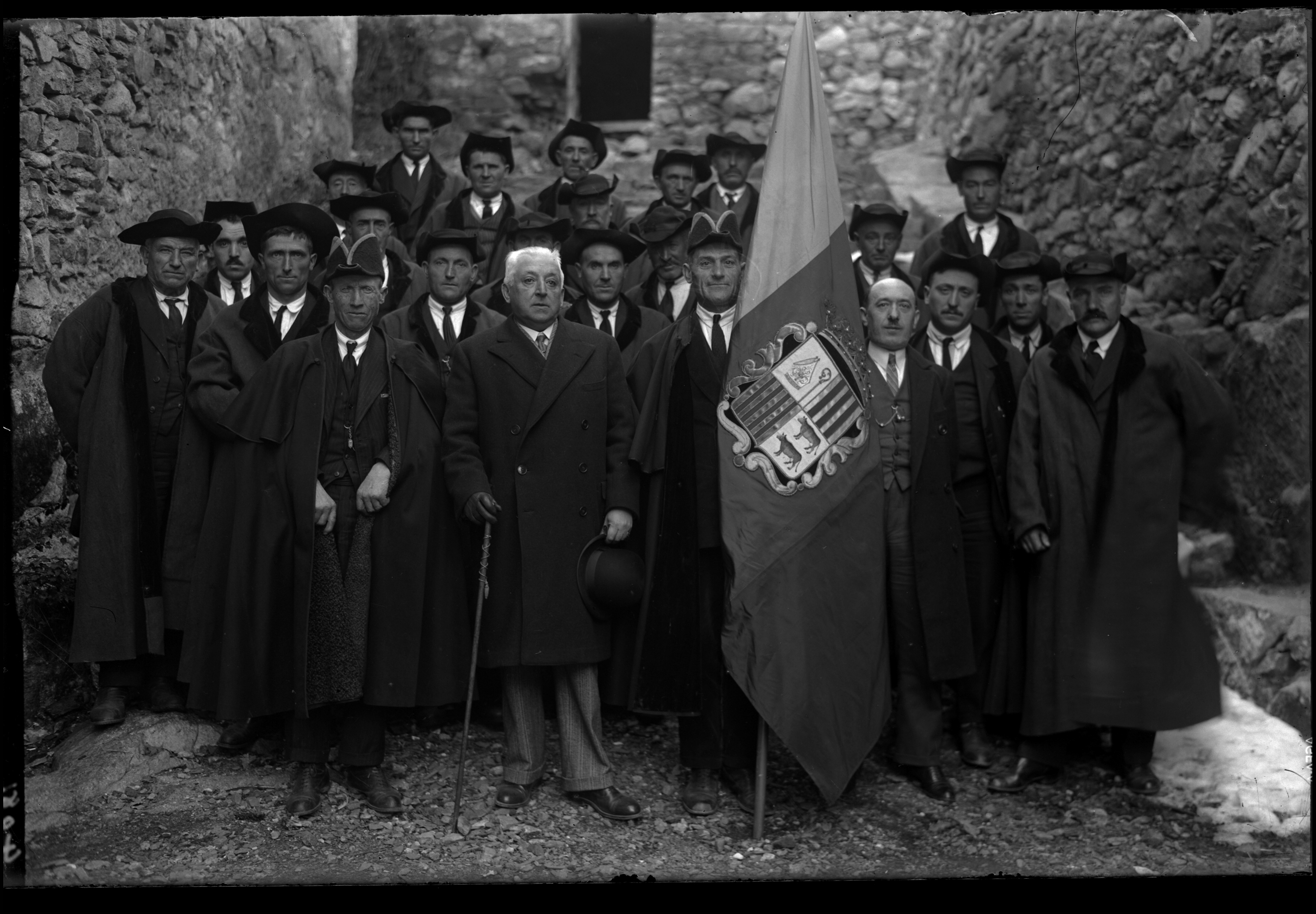 FGP-281: Fotografia del Consell General a les escales de la Casa de la Vall