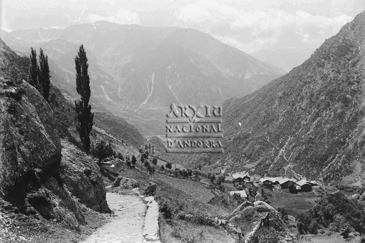 58-FBUI: Vista del poble de Meritxell i del santuari de Meritxell