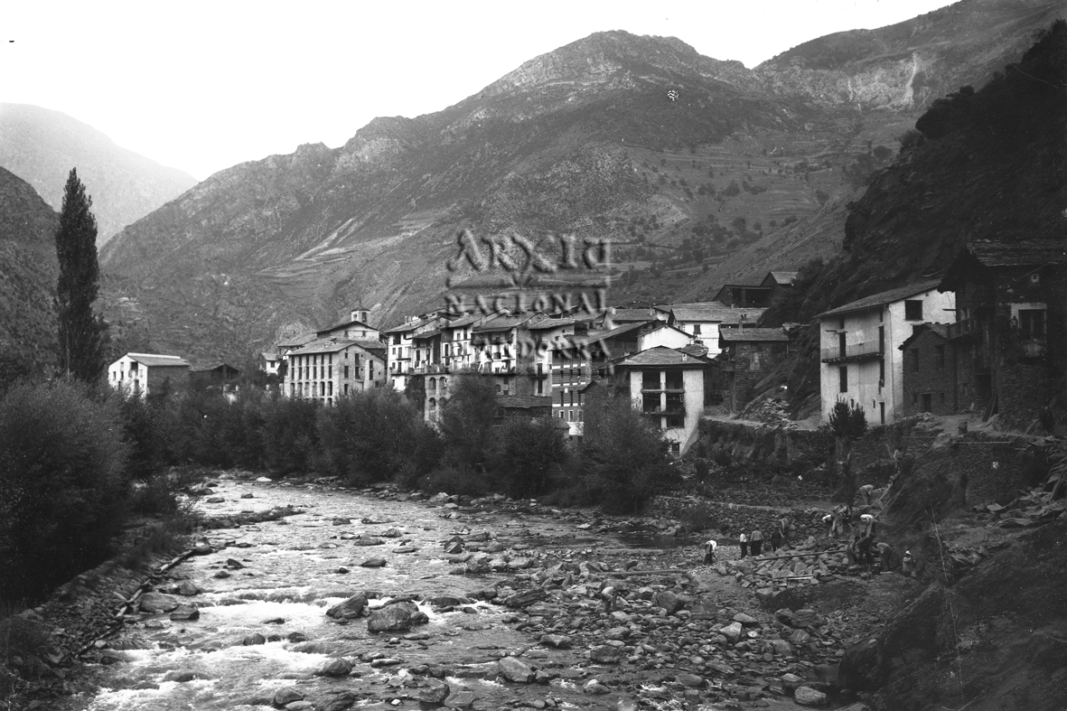 90-FBUI: Vista de l’entrada de Sant Julià des del pont de Fontaneda