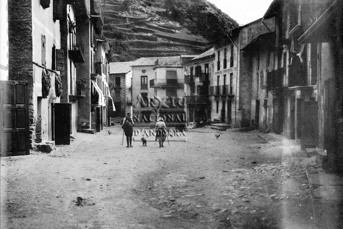 95-FBUI: Vista nord-sud de la plaça Major de Sant Julià de Lòria