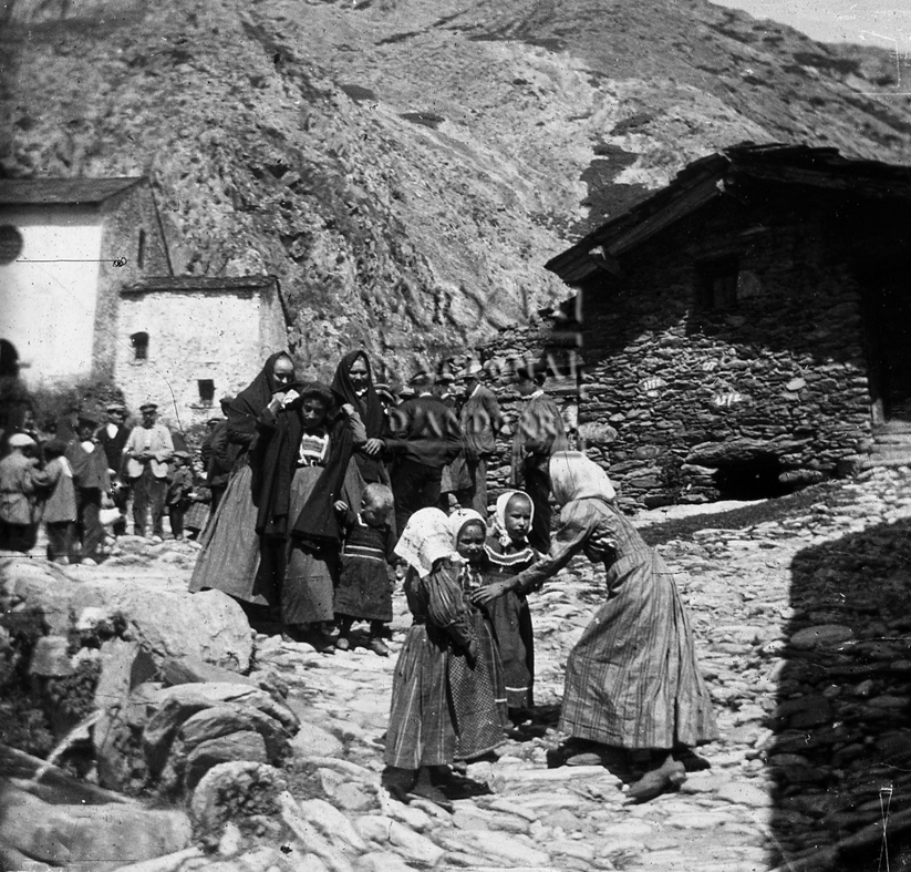 169-FBUI: Imatges de processons pels carrers de Canillo