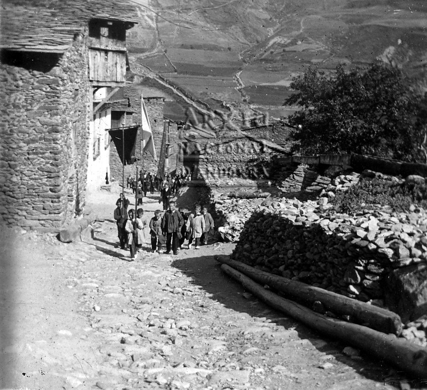 175-FBUI: Imatges de processons pels carrers de Canillo