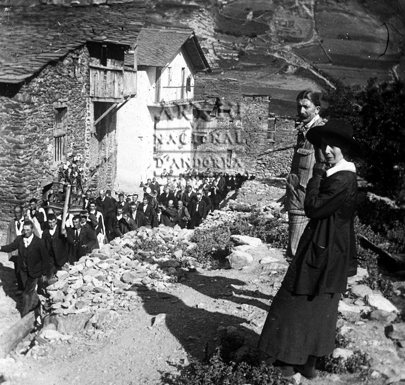 177-FBUI: Imatges de processons pels carrers de Canillo