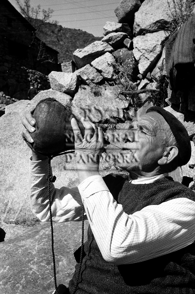 FL 193: Un home bevent d’una bóta