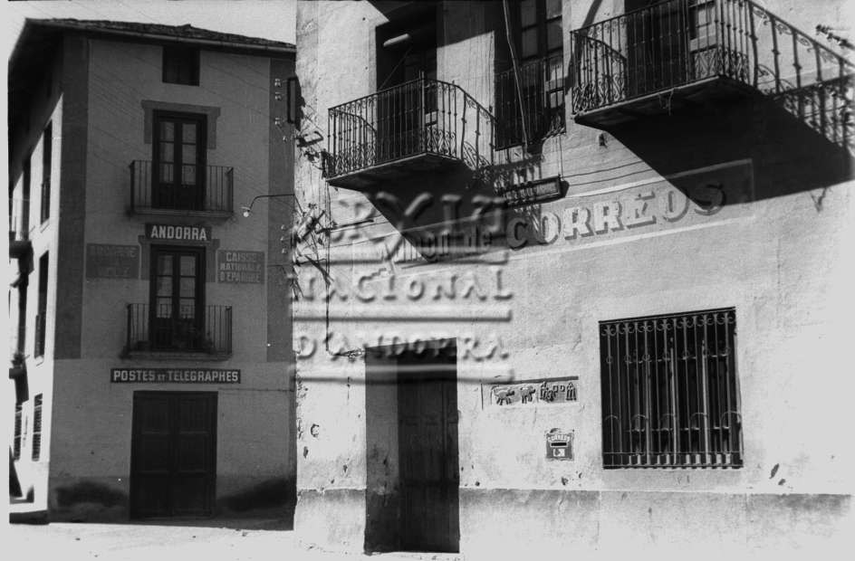FJR_350: Edifici de Correos a ca l’Eduardo i el de La Poste a la casa Coletes