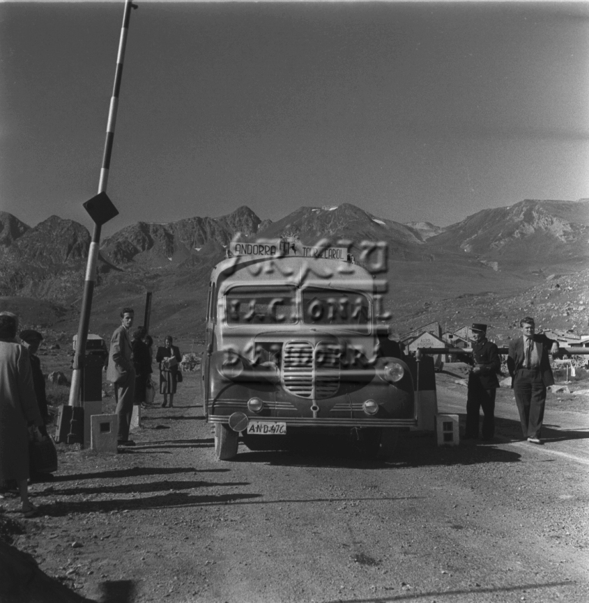 FJR_224: Cotxe de línia d’Andorra a la Tor de Querol