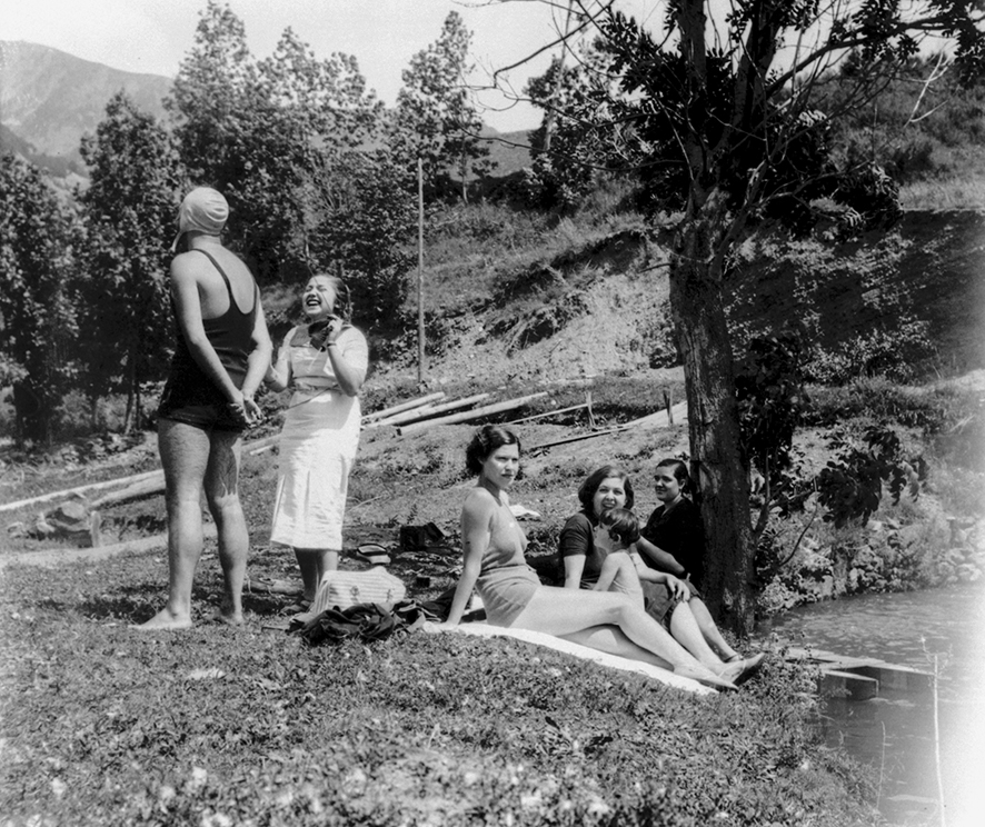 8_ACAP_1935: Familiars i amics de la casa Areny-Plandolit banyant-se a la bassa de la Farga