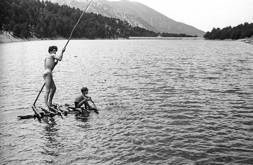 9_FAM_6242_6: Un home i un nen amb una embarcació casolana al llac d’Engolasters