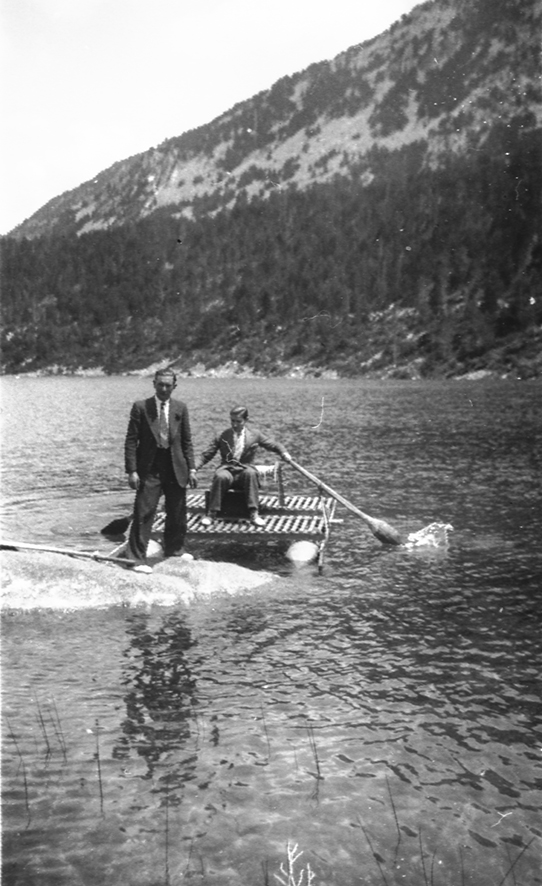 10_CR_1212: Un home i un nen amb una embarcació casolana al llac d’Engolasters