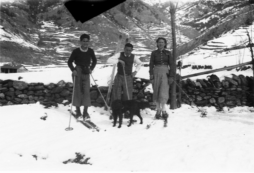 15_CR_0855: Joaquim de Riba Cassany amb dos amics esquiant en uns prats d’Ordino