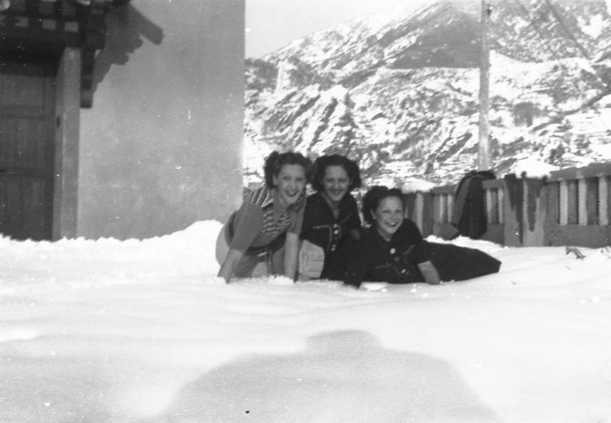16_CR_0921: Tres noies jugant amb la neu
