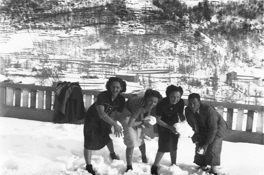 17_CR_1259: Tres noies i Joaquim de Riba Cassany jugant amb la neu