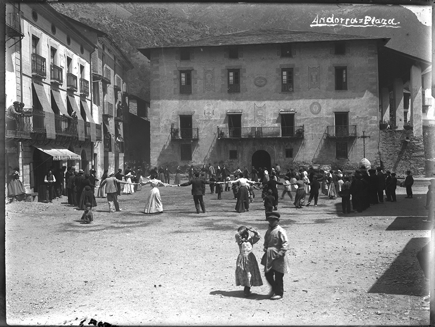 29_FGP_224: Una corranda a la plaça d’Andorra la Vella