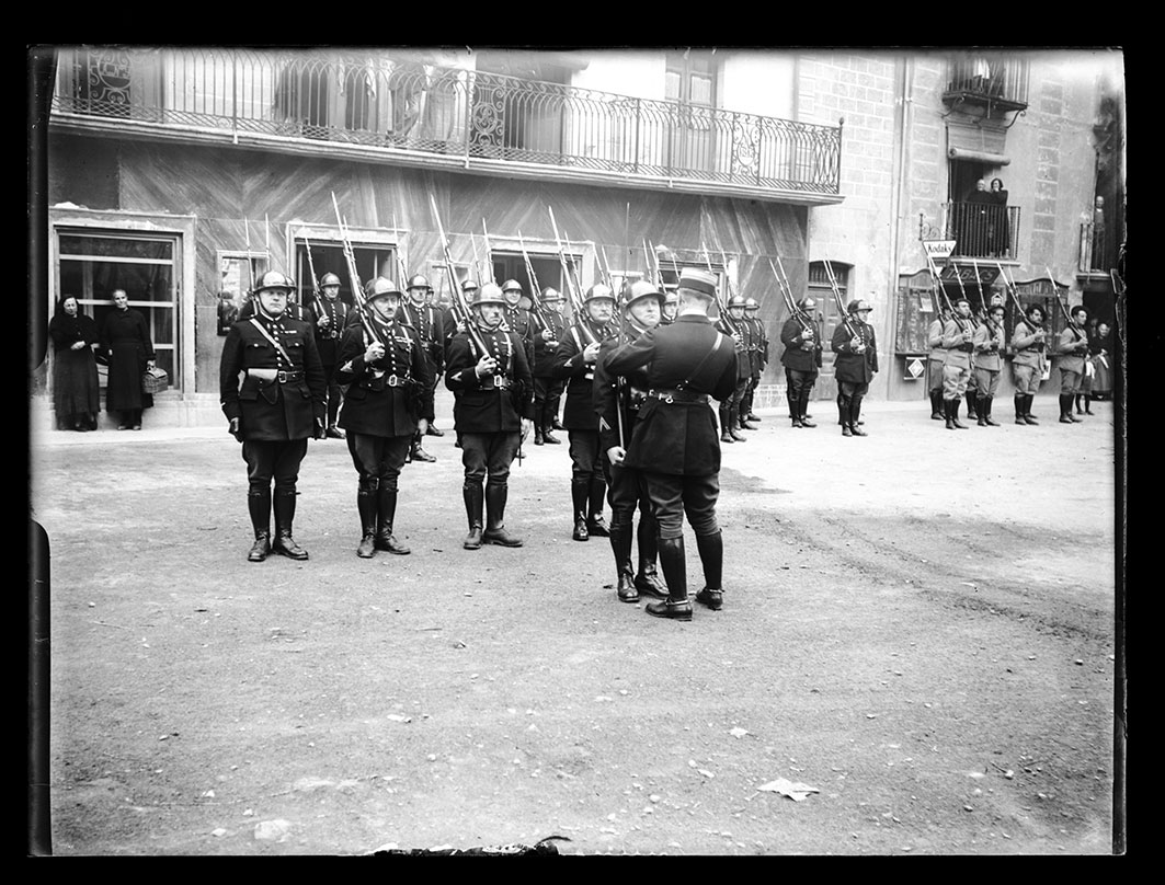 ACAP_2192: Desfilada i formació dels gendarmes a la plaça d’Andorra la Vella
