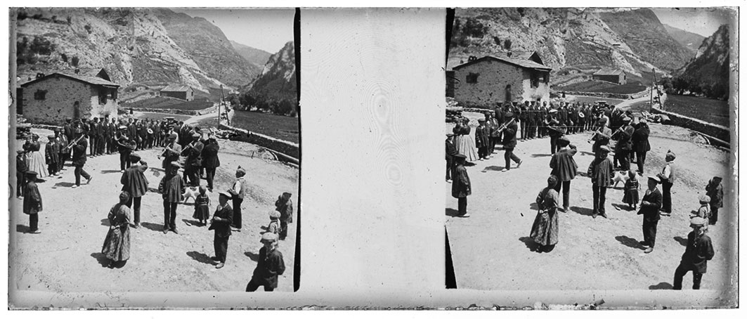 FBUI_0009: Ball a Canillo al peu del poble