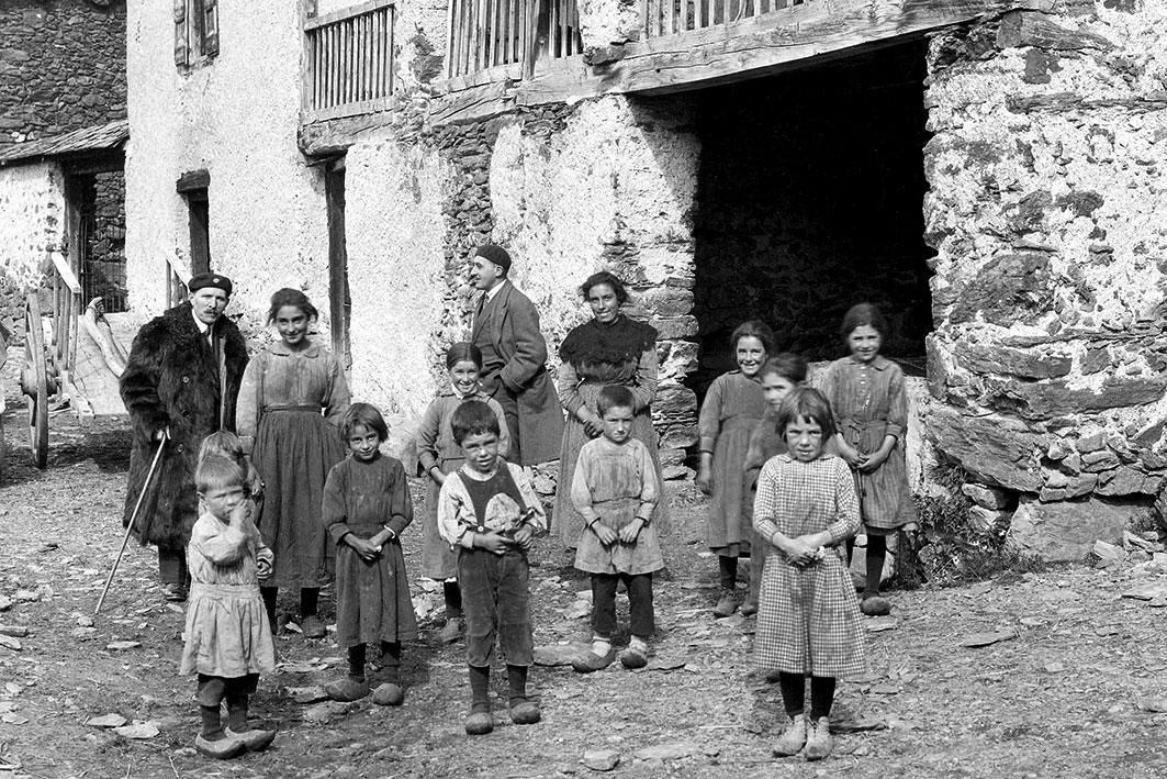 FBUI_0157: Instantània d’un grup de dotze nens i nenes