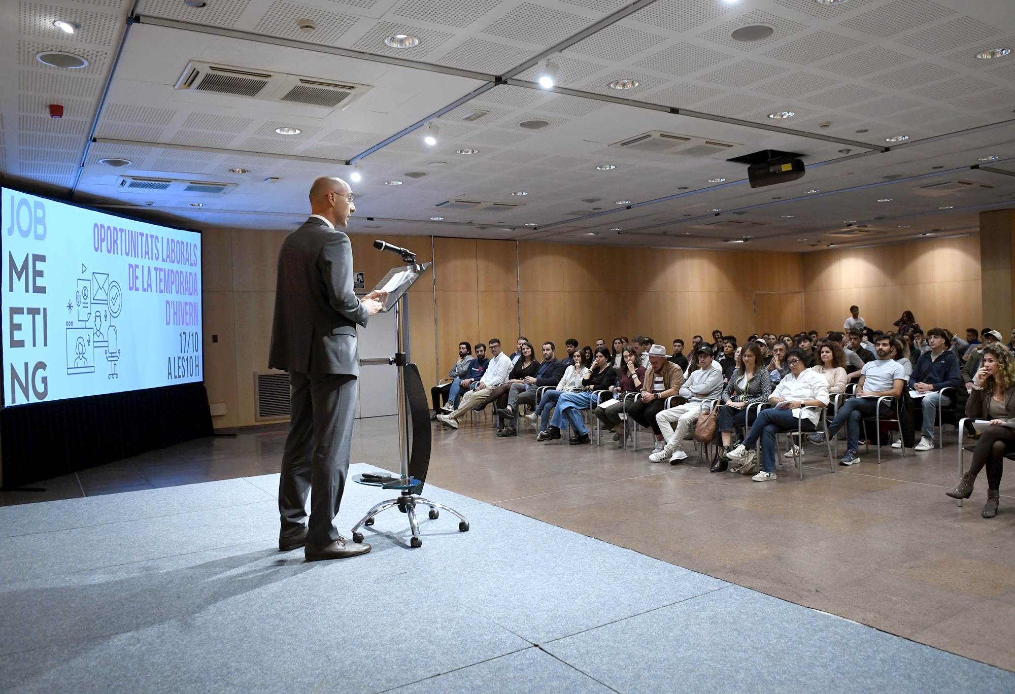 Trobada per posar en contacte treballadors residents al país i empreses per a la temporada d’estiu