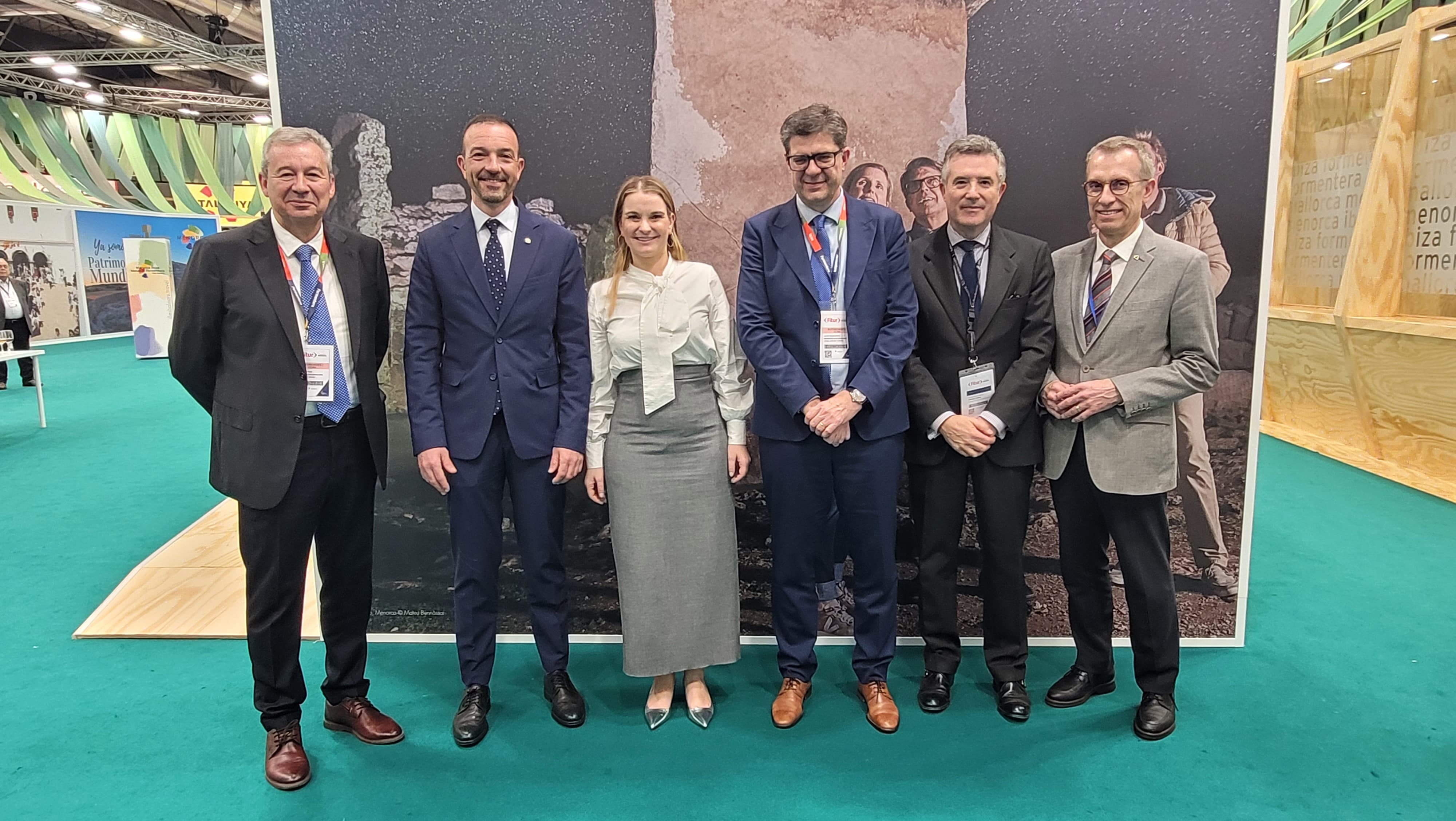 El ministre Jordi Torres i el conseller balear de Turisme, Cultura i Esports, Jaume Bauzá, celebren el bon funcionament del vol entre Andorra-La Seu d’Urgell i Palma