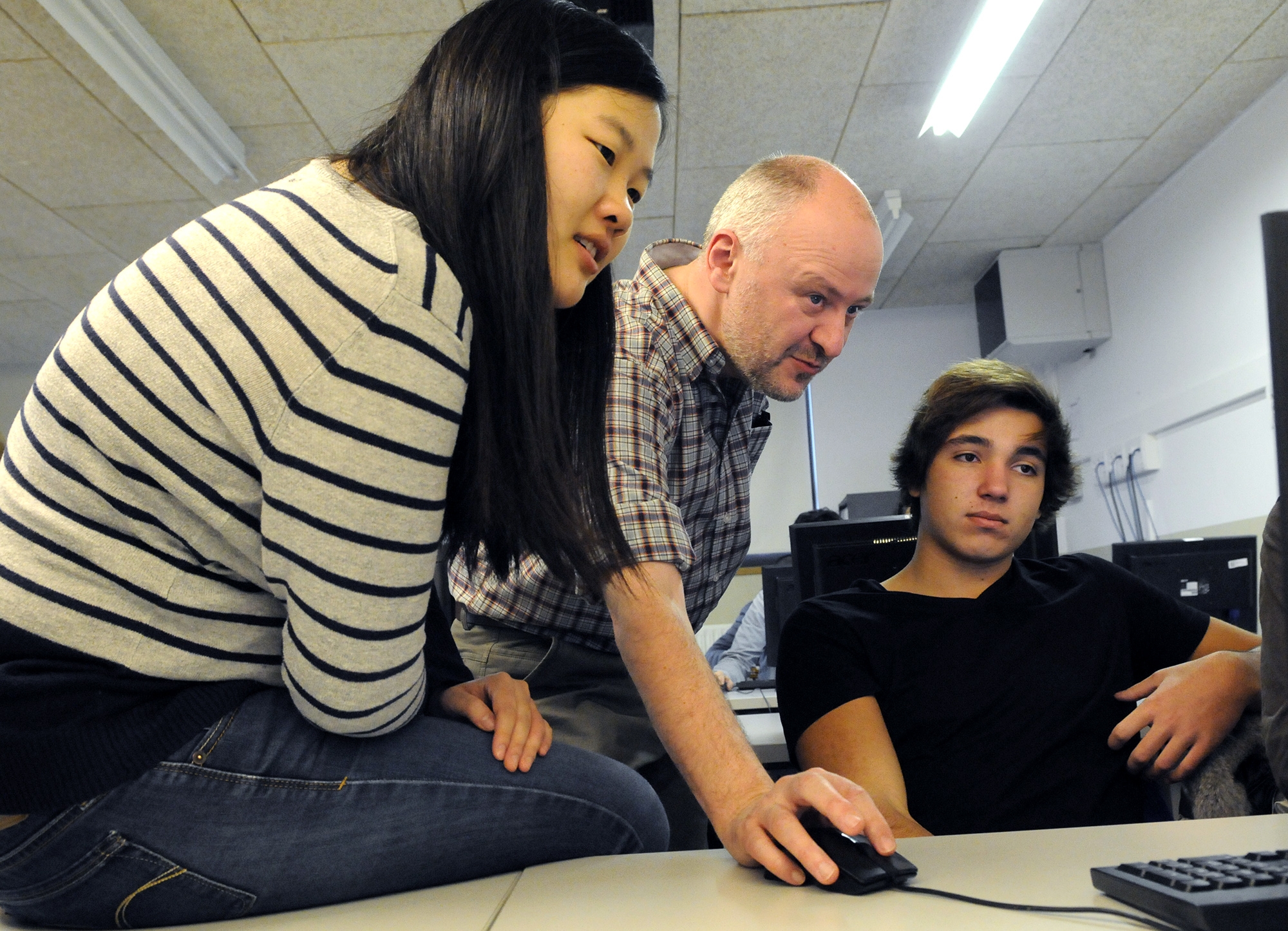 Cinc estudiants del Massachusetts Institute of Technology (MIT) faran una estada formativa de tres setmanes a les escoles del país