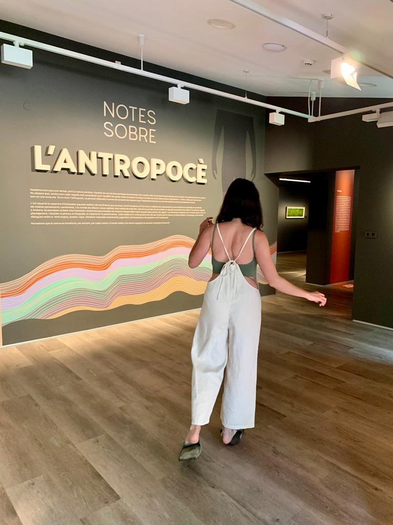 Emma Regada recorre Andorra la Vella ‘sense tocar asfalt’ en una performance de l’exposició ‘Notes sobre l’Antropocè’