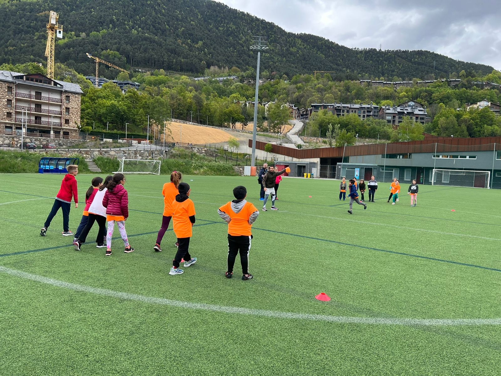 Els infants gaudeixen de la trobada fina d’esports extraescolar
