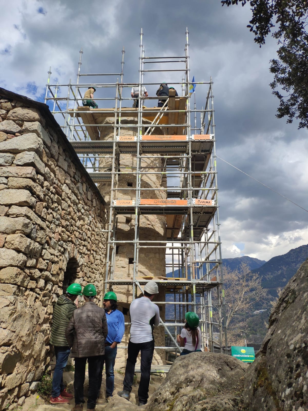 El Consell Assessor del Patrimoni Cultural visita les obres de reconstrucció del campanar de Sant Vicenç d’Enclar