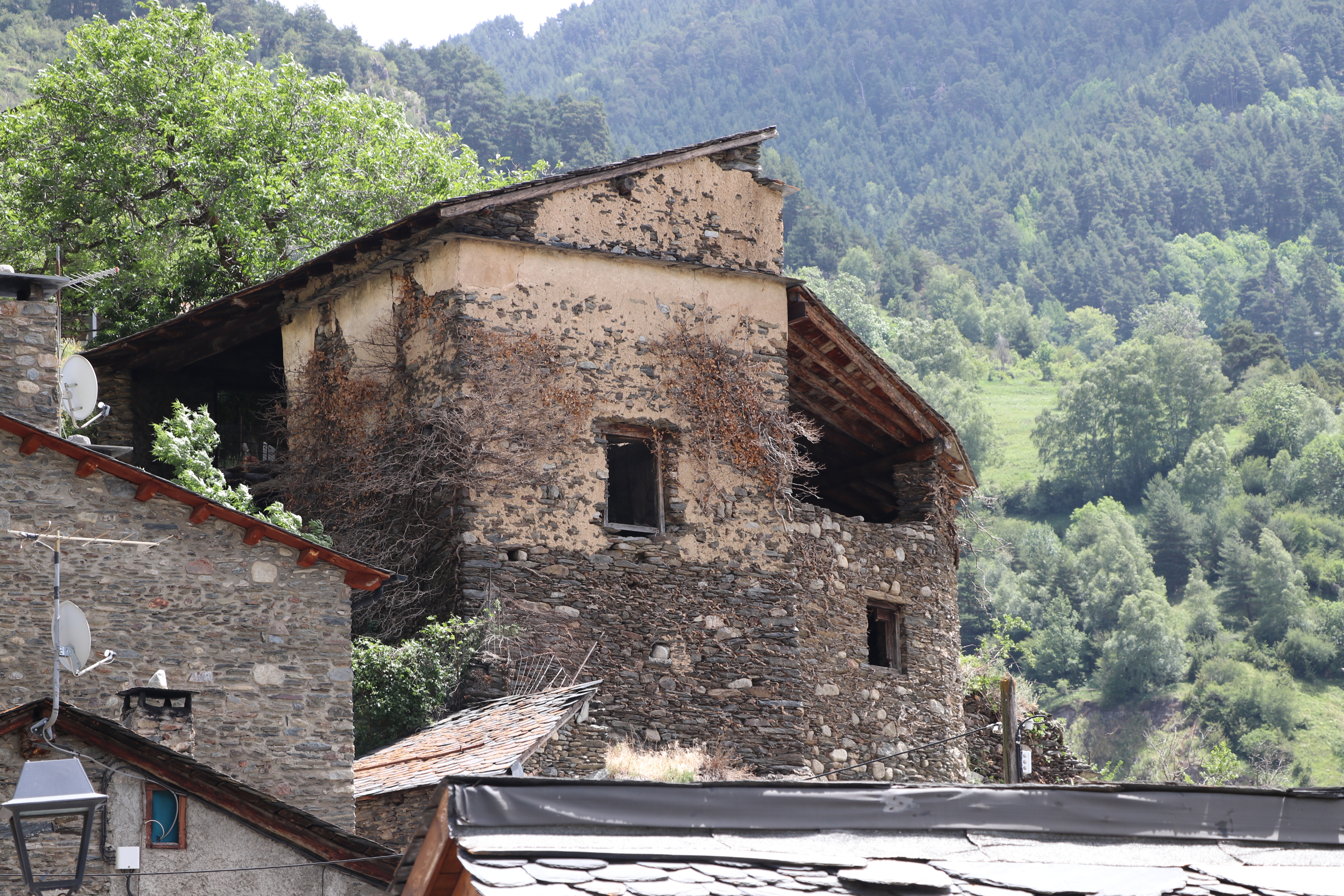 Comencen els treballs de consolidació de l’estructura del colomer de Cotxa ubicat a les Bons