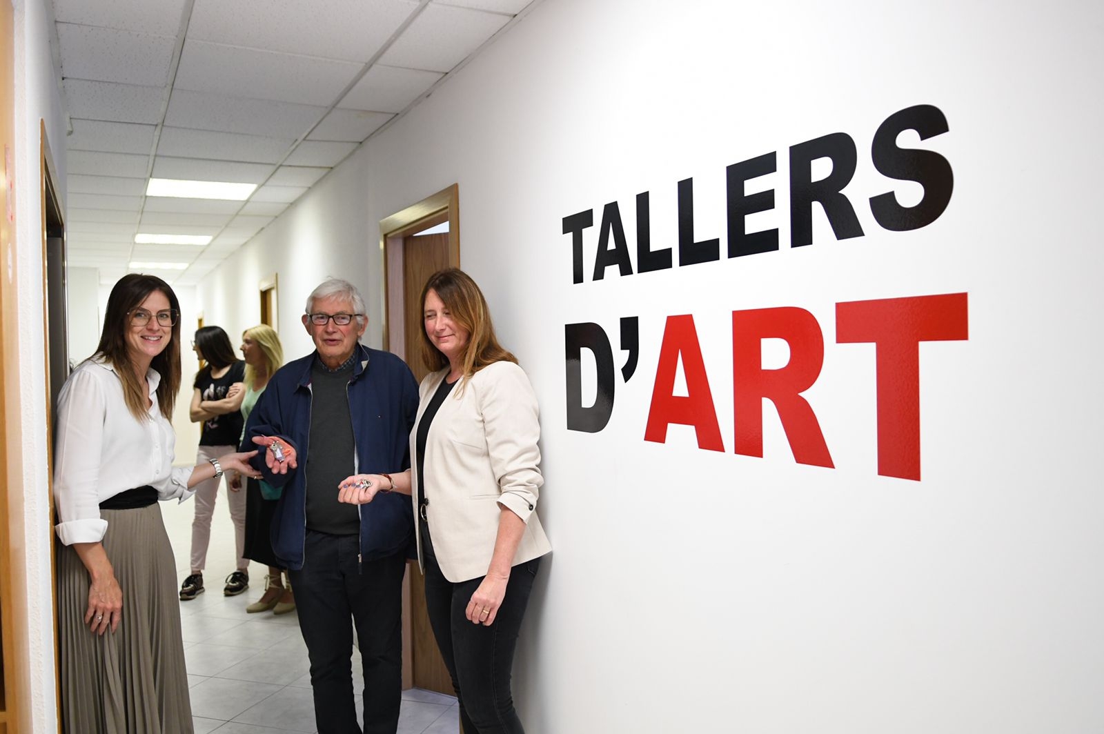 La ministra de Cultura lliura les claus dels Tallers d’art als dos nous creadors que ocuparan l’espai els sis propers mesos