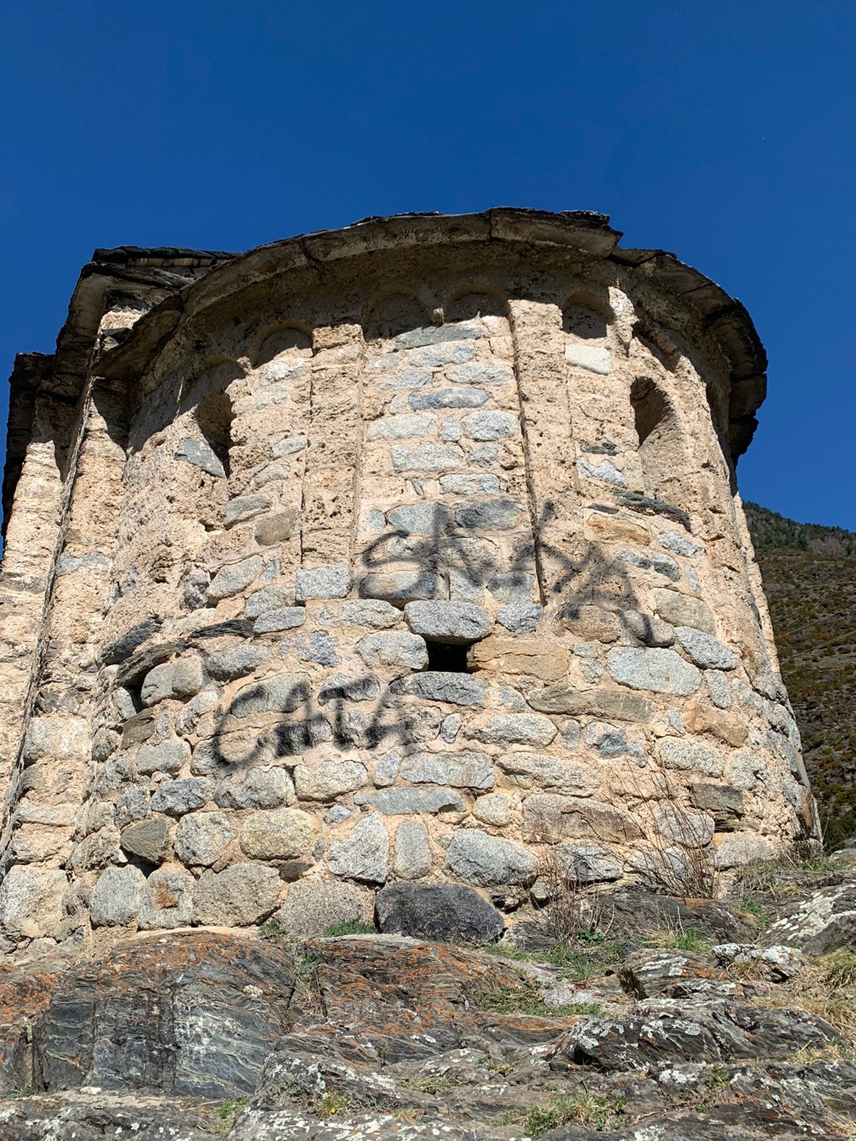 El Govern i el comú d’Encamp denuncien l’aparició d’unes pintades a la l'església de Sant Romà de les Bons
