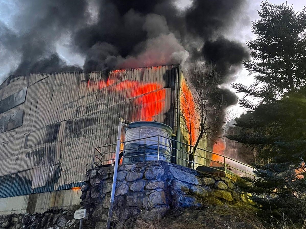 Els Bombers extingeixen un incendi a una nau industrial a la Comella