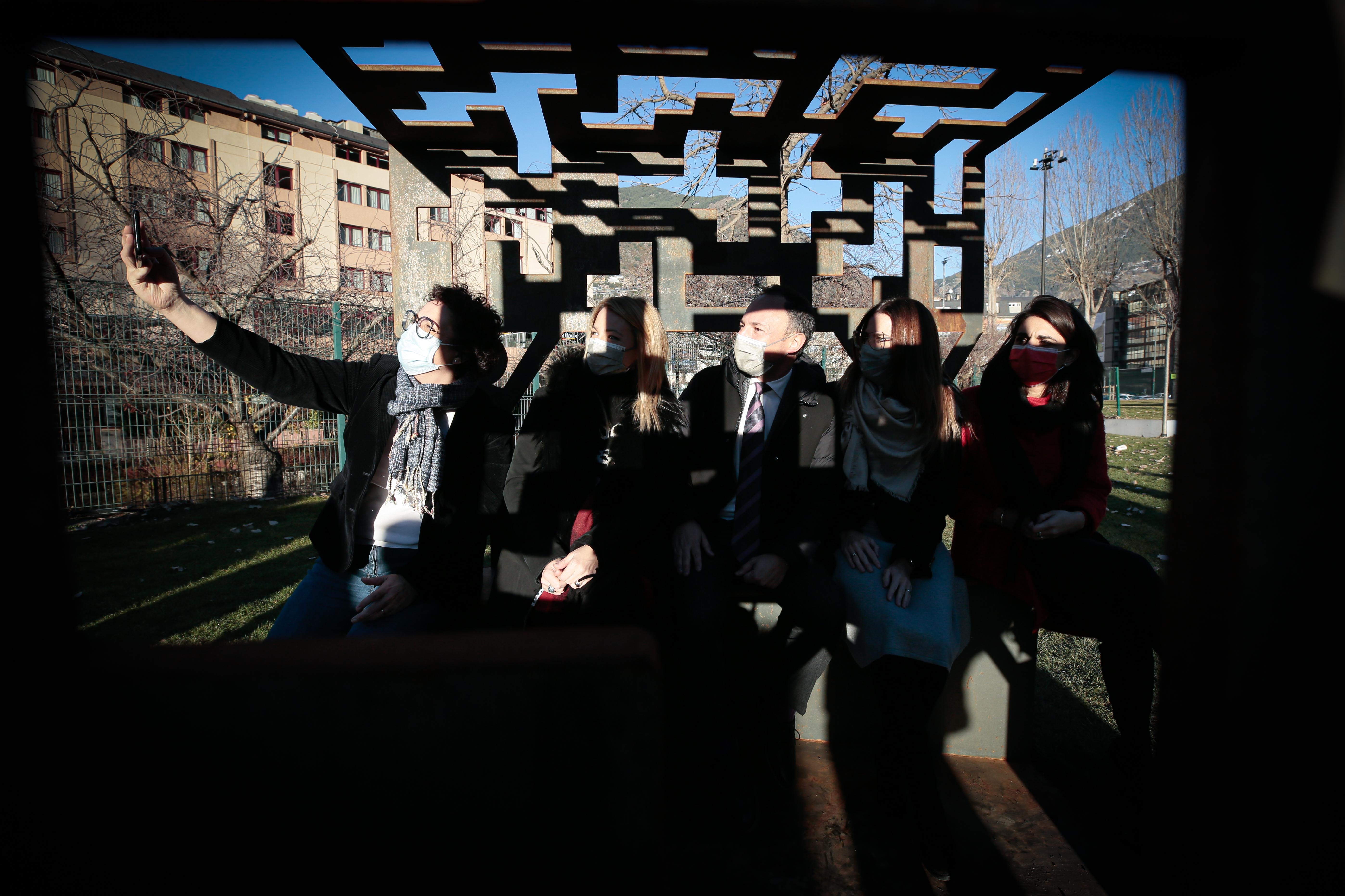 El cap de Govern, Xavier Espot, destaca la importància del voluntariat durant la pandèmia en l’acte d’inauguració de l’escultura en homenatge als voluntaris del país