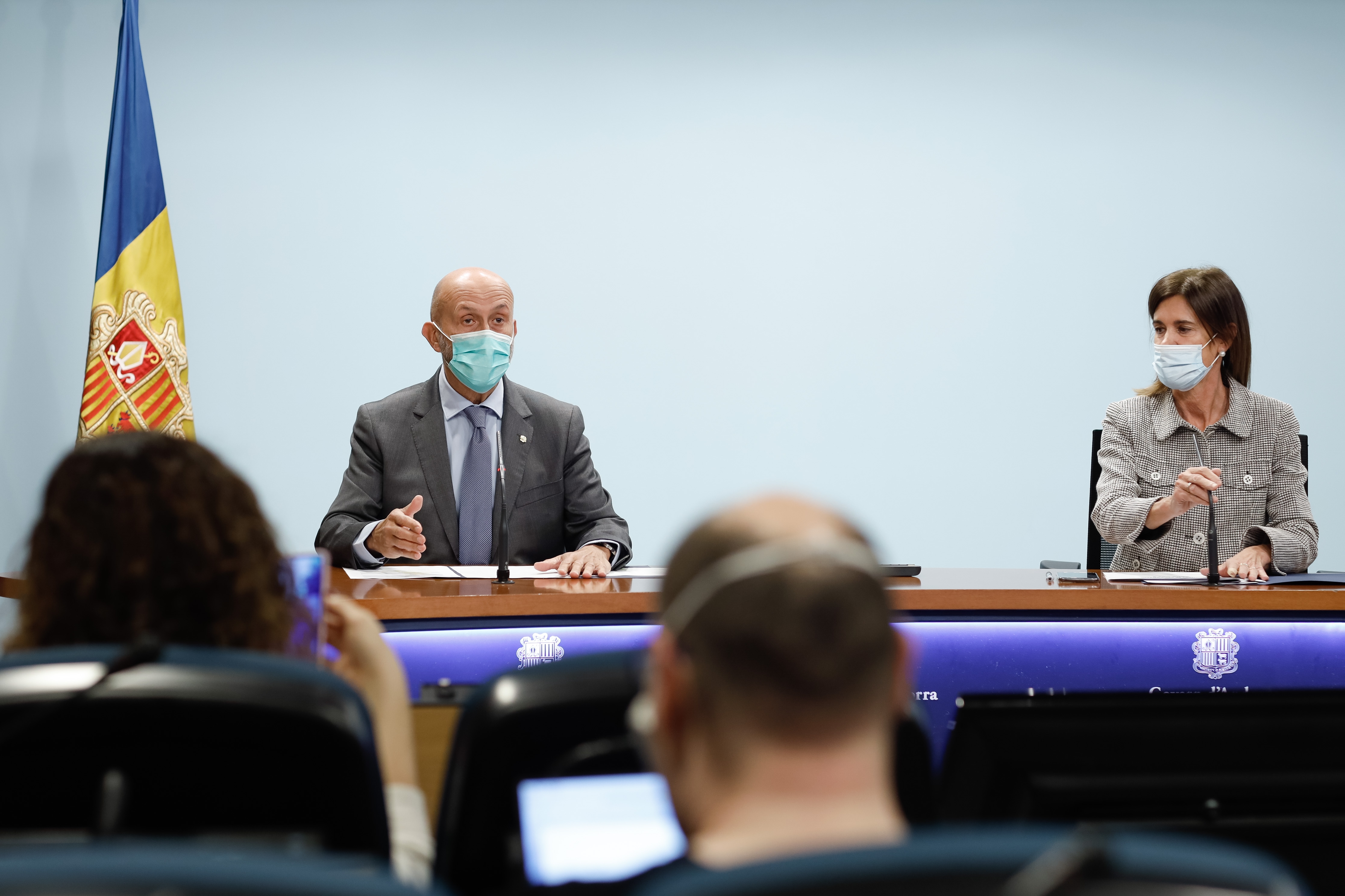 Martínez Benazet i Vilarrubla afirmen que les mesures temporals es duen a terme amb la finalitat de mantenir al màxim l’activitat als centres escolars