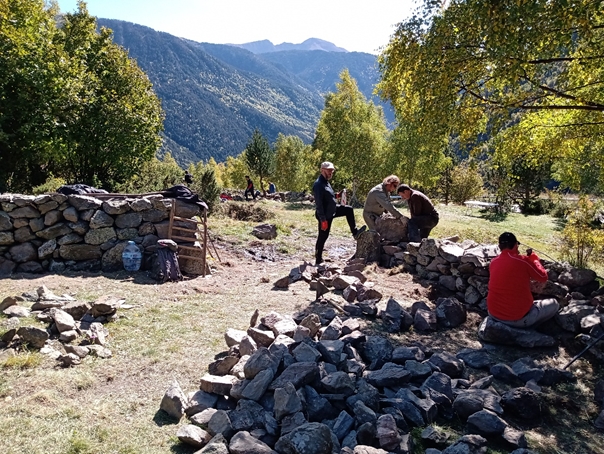 Prop de 30 metres de mur aixecats durant la tercera edició del Curs d’artesans de la pedra seca