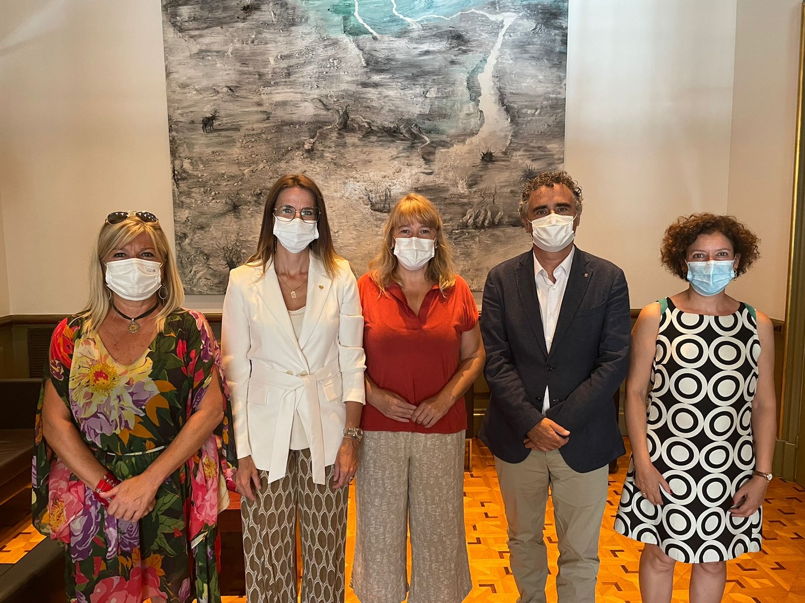 Sílvia Riva es reuneix amb Natàlia Garriga durant la celebració de la Setmana del llibre en català