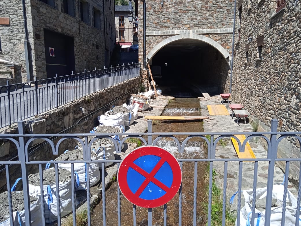 Les obres de neteja de la part baixa del riu Montaup, a Canillo, es preveuen acabar la primera setmana de setembre