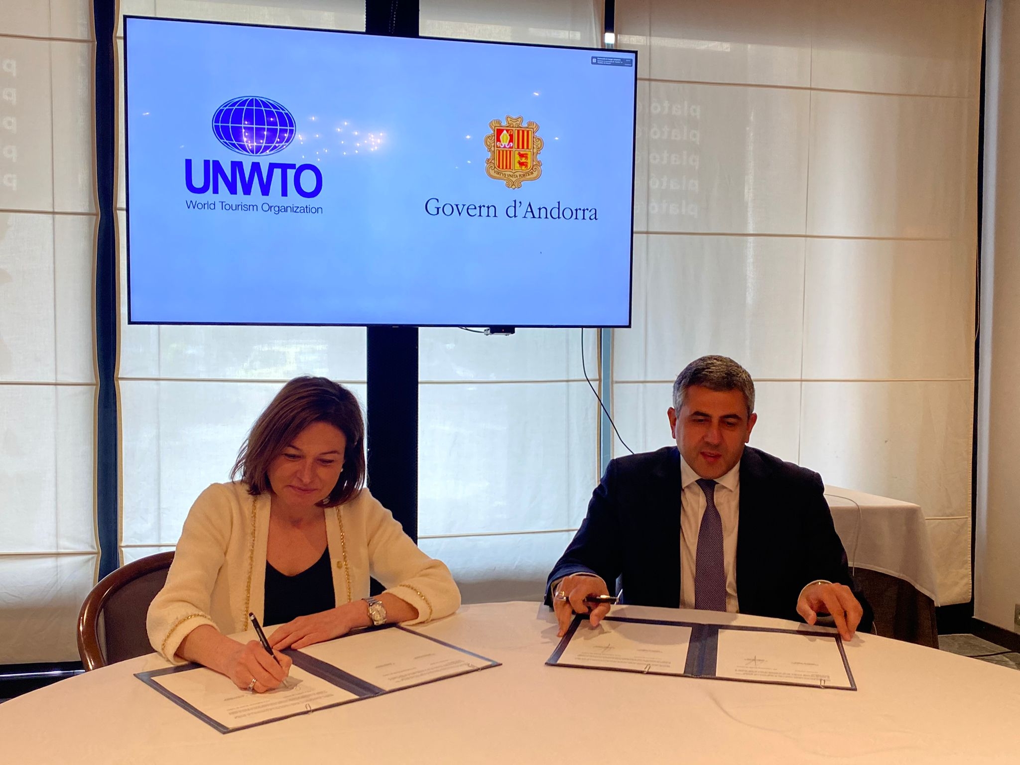 Canals i el secretari general de l’OMT signen el conveni marc per a la celebració del Congrés de neu i de muntanya 2022