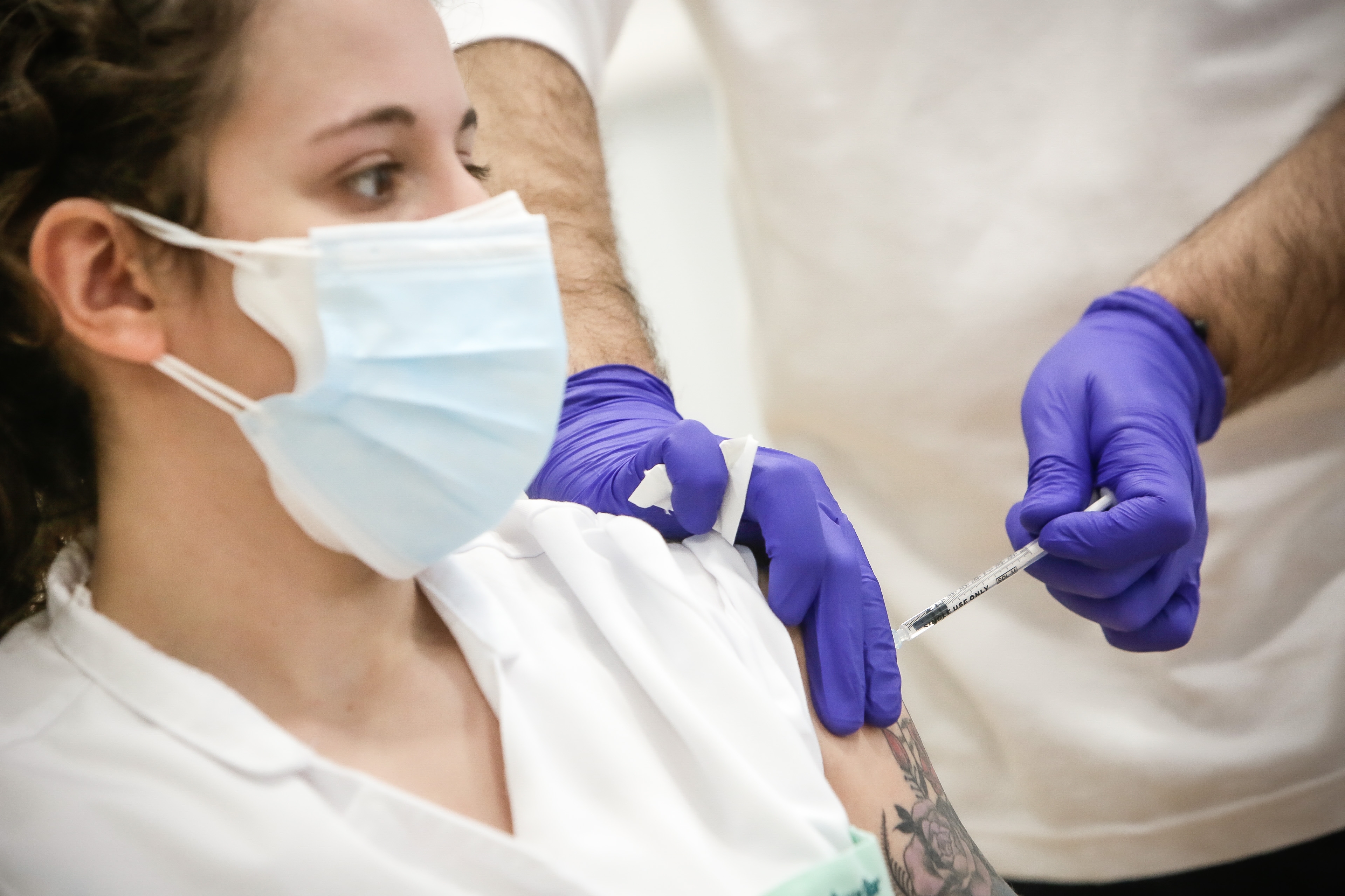 S’inicia la revacunació al personal sanitari i usuaris de residències
