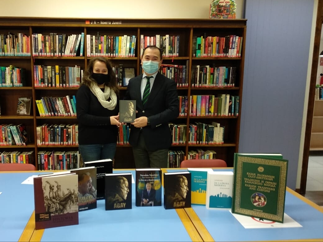 Donatiu de llibres a la Biblioteca Nacional d'Andorra per part de la República de Kazakhstan