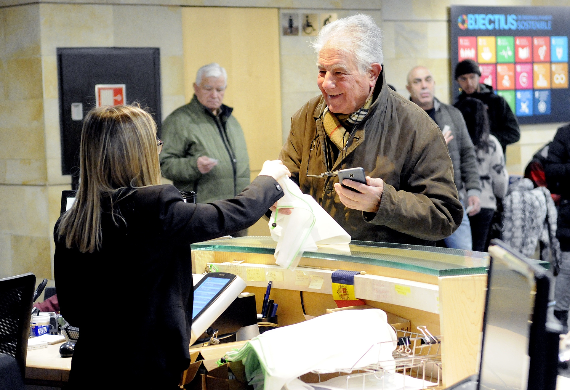 El Govern torna a repartir bosses tèxtils reutilitzables per a fruita i verdura amb l’objectiu de reduir el consum de plàstic