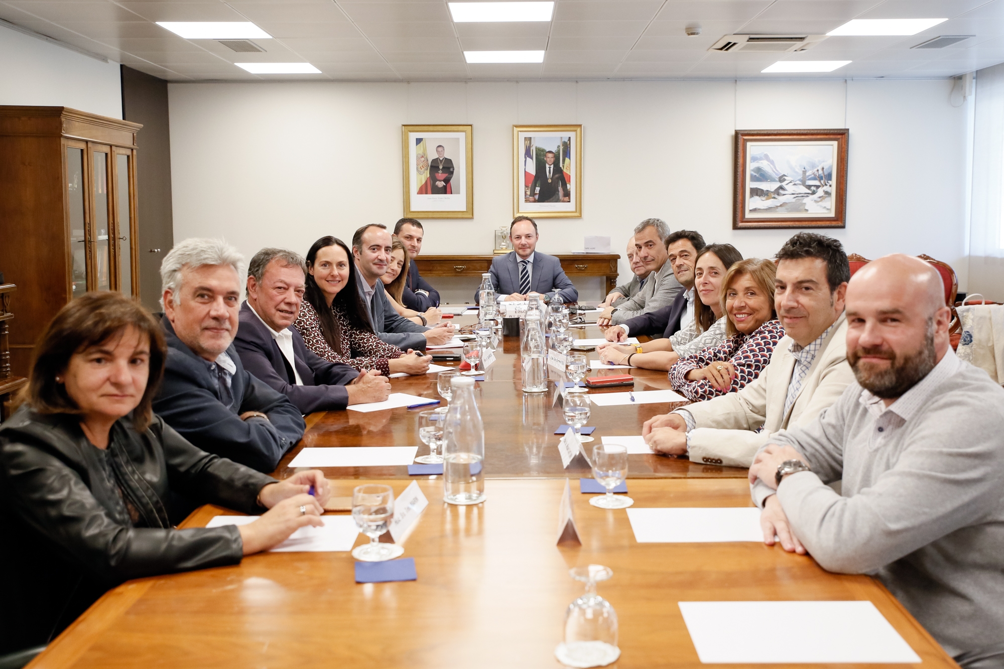 Primera trobada entre el cap de Govern i el ministre de Presidència amb els cònsols