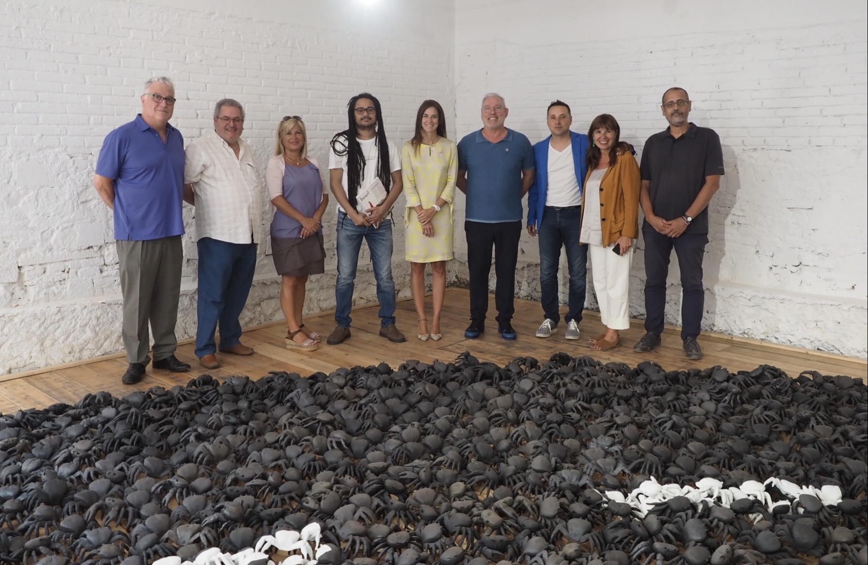 Riva visita i clou l’exposició ‘La ruta migratòria, una singularitat paisatgística’ de Javier Balmaseda a Barcelona