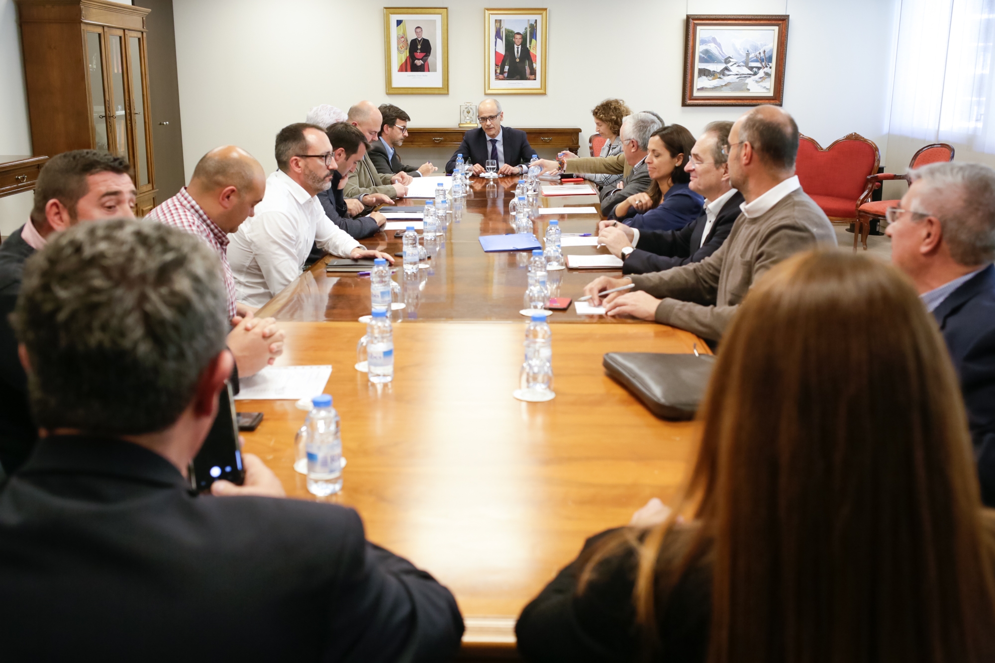 El Govern i el comú d’Encamp es troben amb la patronal i les organitzacions empresarials per tractar les conseqüències del tancament de la carretera que connecta amb França