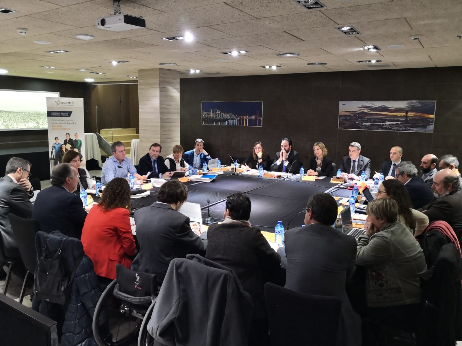 Fenoll participa en una taula rodona per promoure la integració social de les persones amb discapacitat