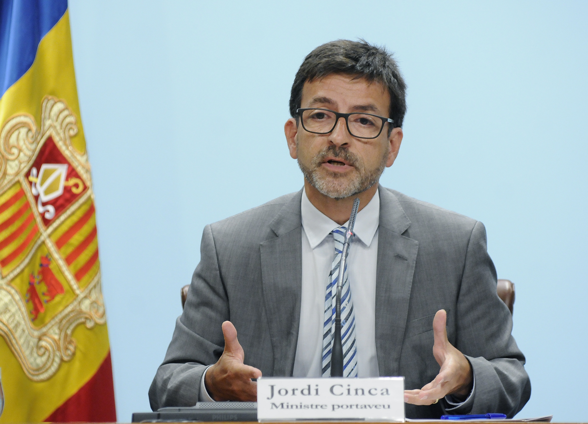 La regulació de l'enregistrament i l'accés a la informació relativa als beneficiaris efectius en els registres d'entitats jurídiques s'ajusta a la normativa internacional