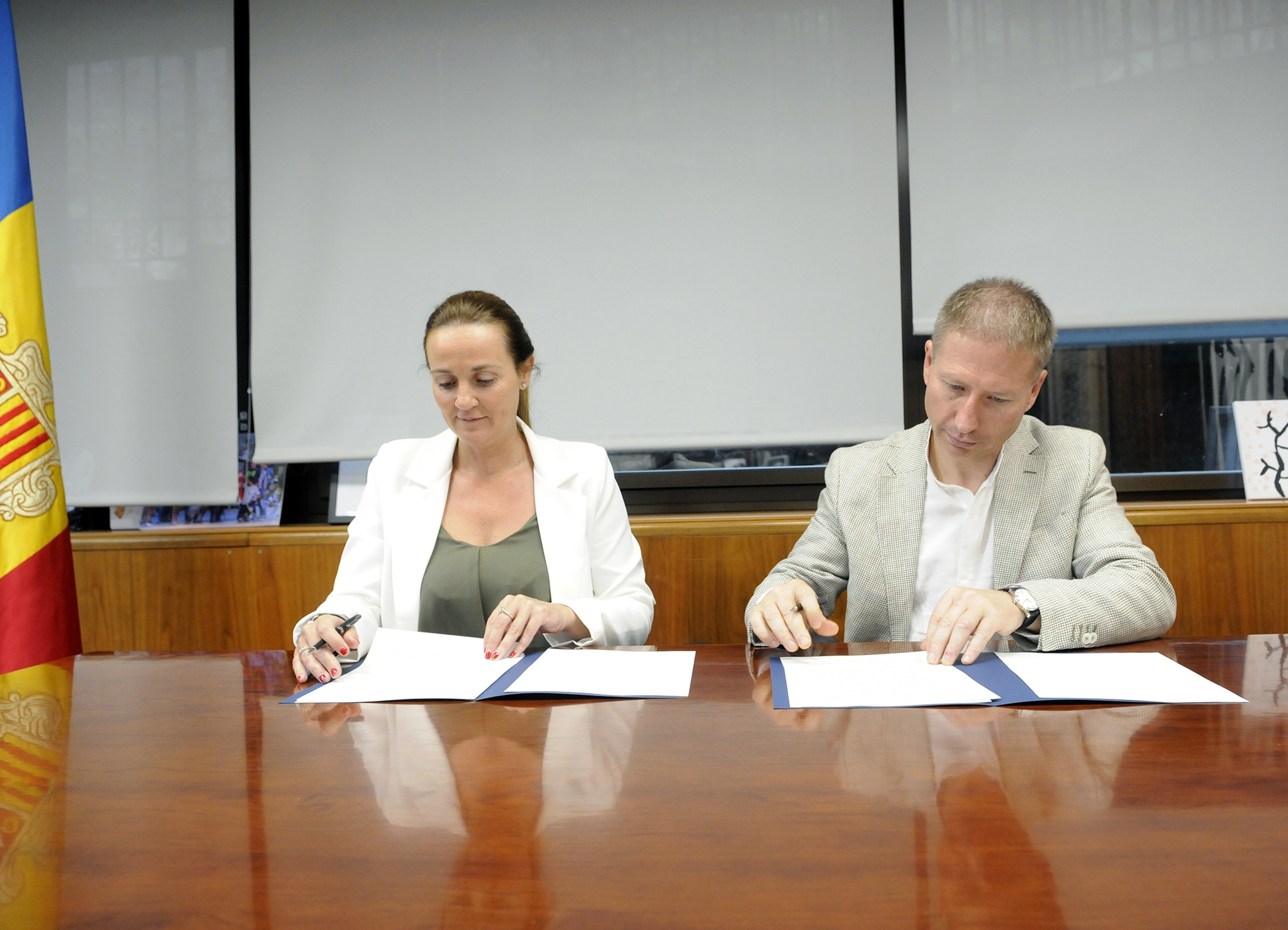 Se signa el contracte de comodat del fons de la casa Cintet