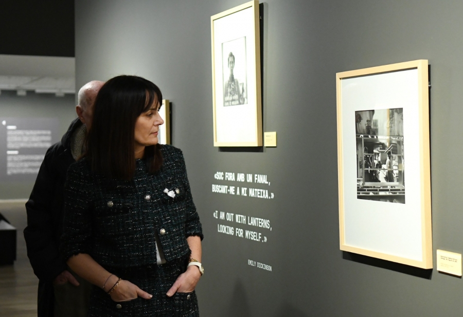 Mònica Bonell destaca el poder transformador de l’art en la inaguració de la mostra centrada en la figura de Vivian Maier
